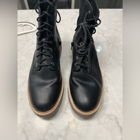 Clarks women’s sneaker style boots, 8.5, EUC - Picture 9 of 10